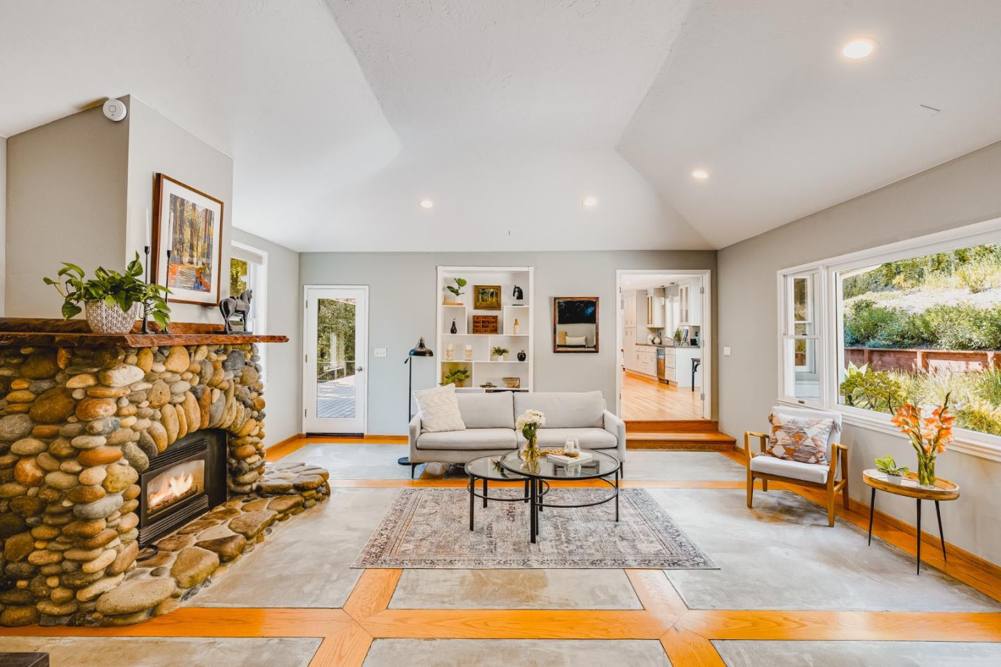 32 Eastridge DR