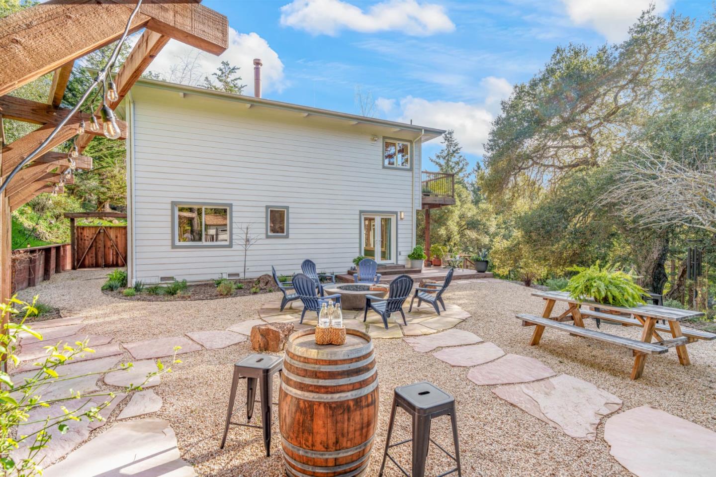 32 Eastridge DR