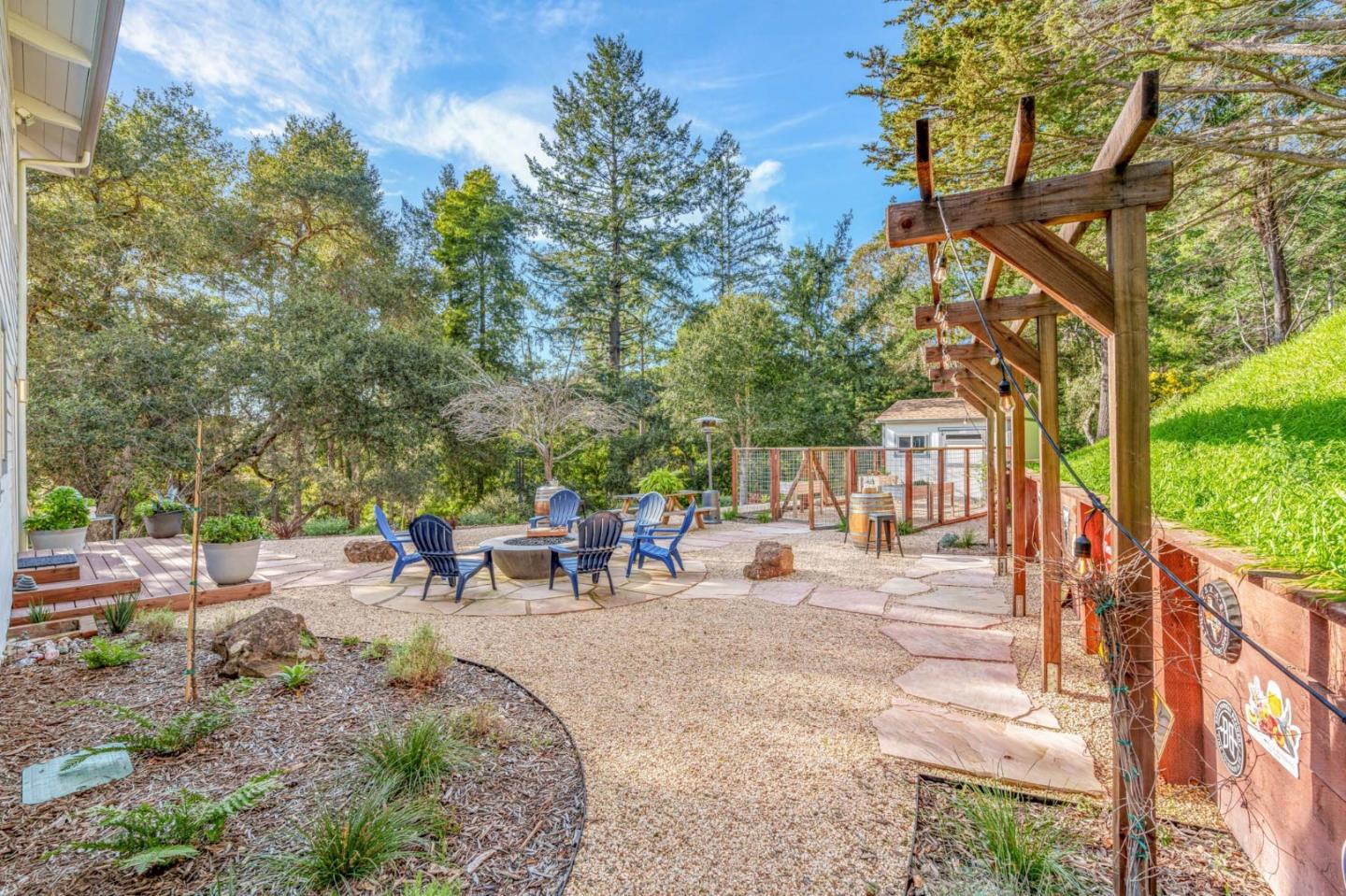 32 Eastridge DR
