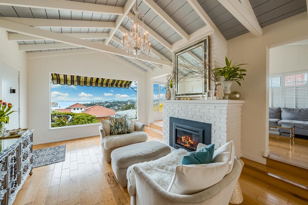 221 Highland DR