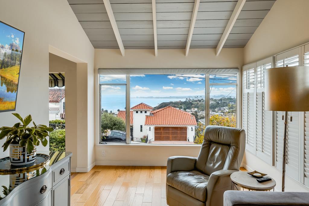 221 Highland DR