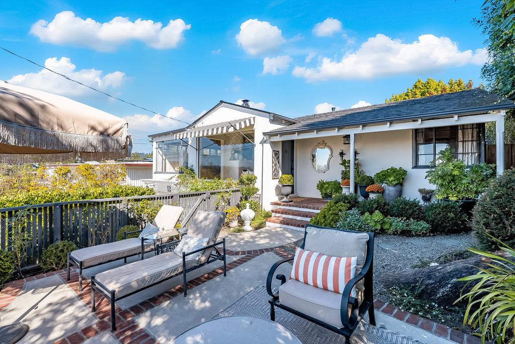 221 Highland DR