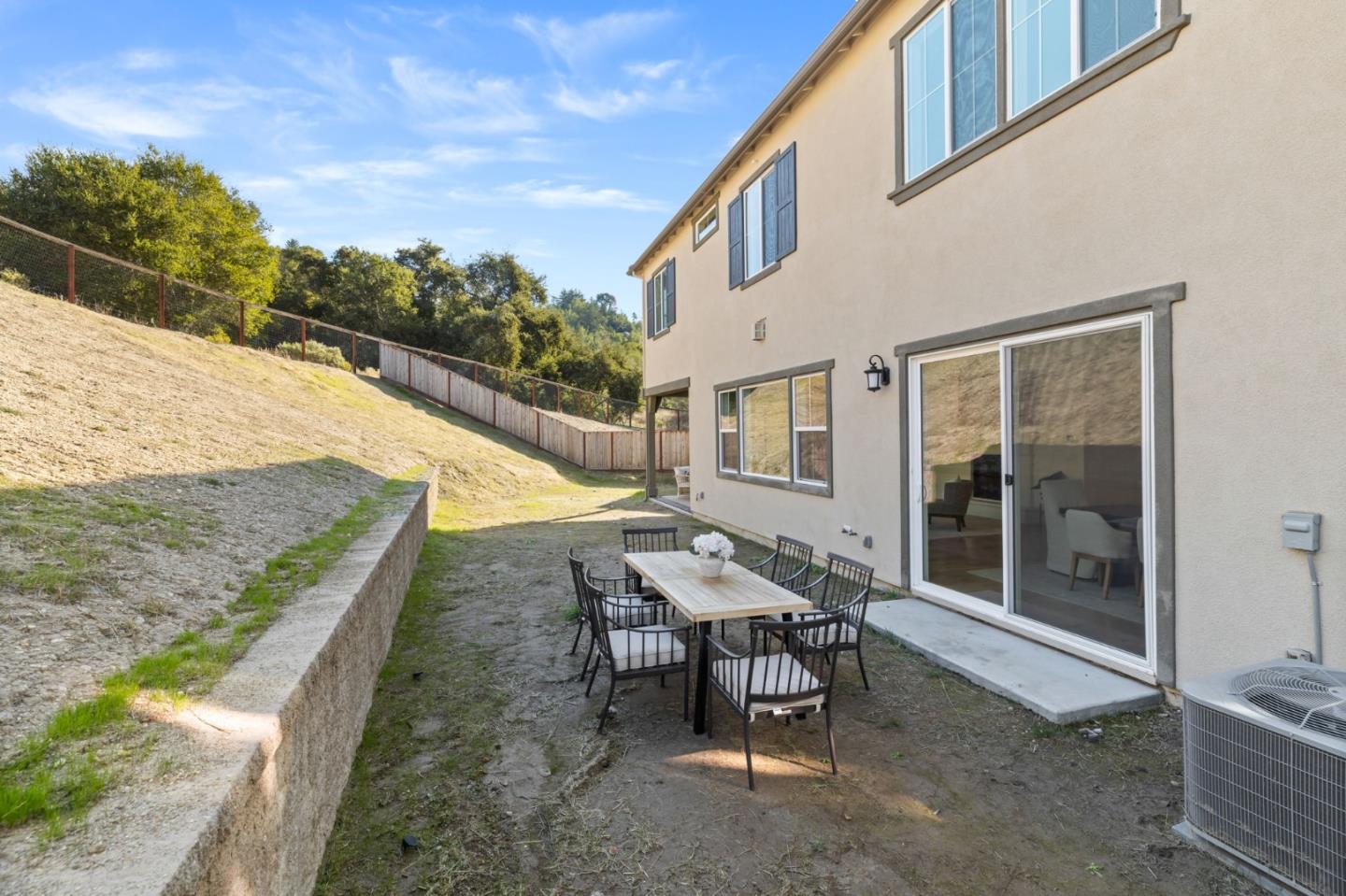 109 Village LN
