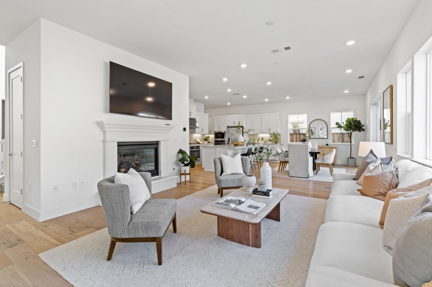 109 Village LN
