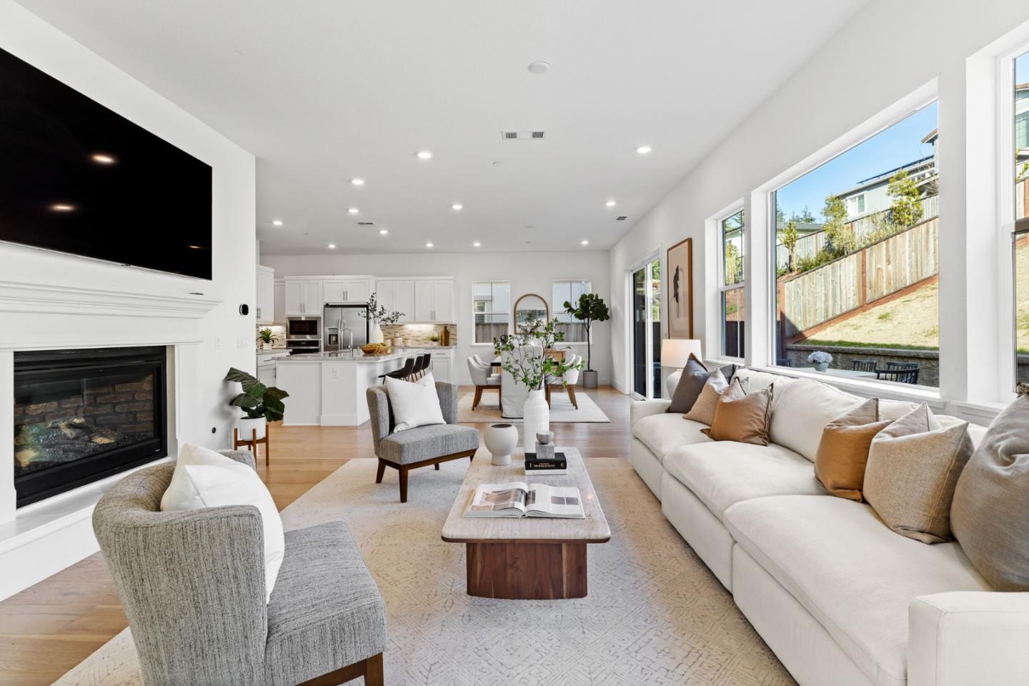 109 Village LN