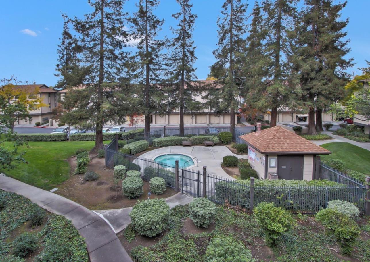 212 Stonegate CIR