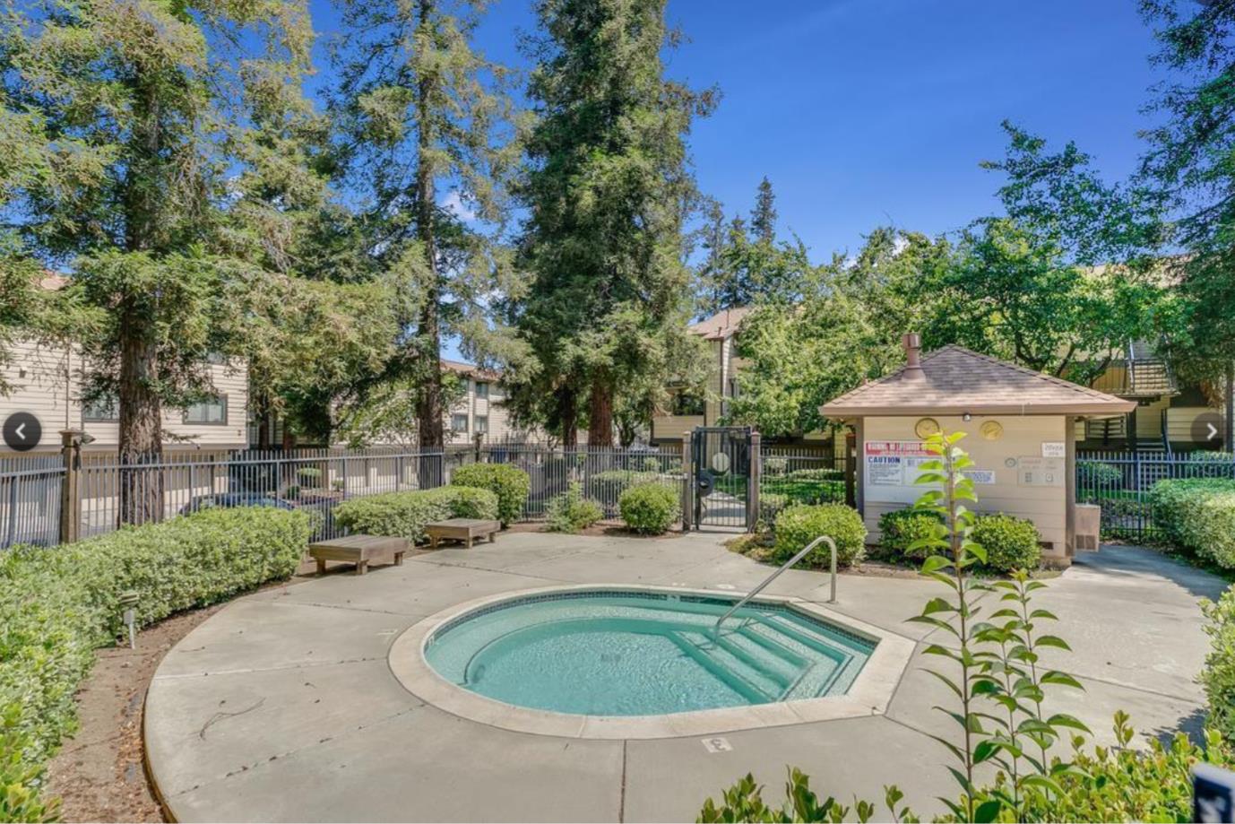 212 Stonegate CIR