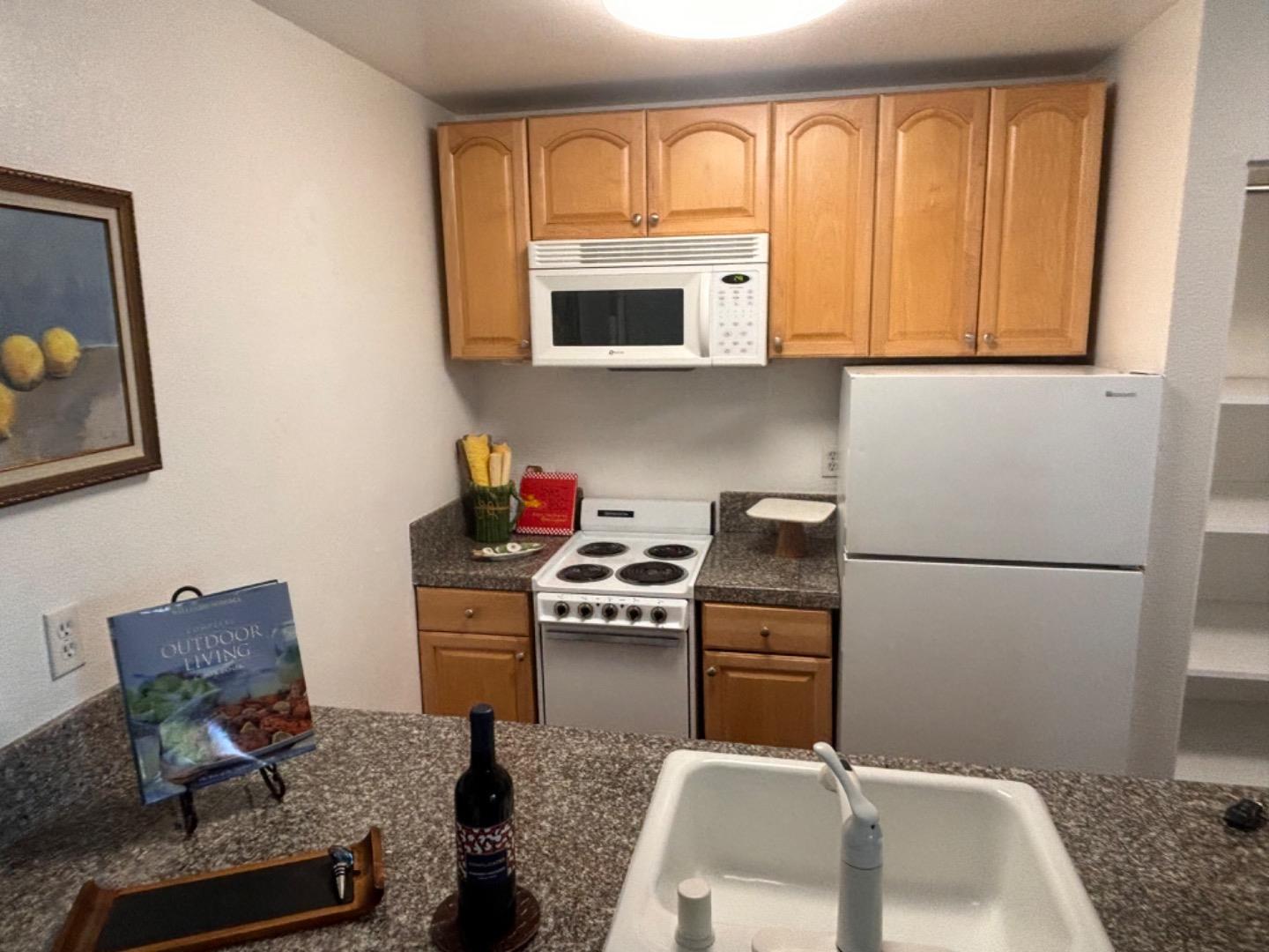 212 Stonegate CIR