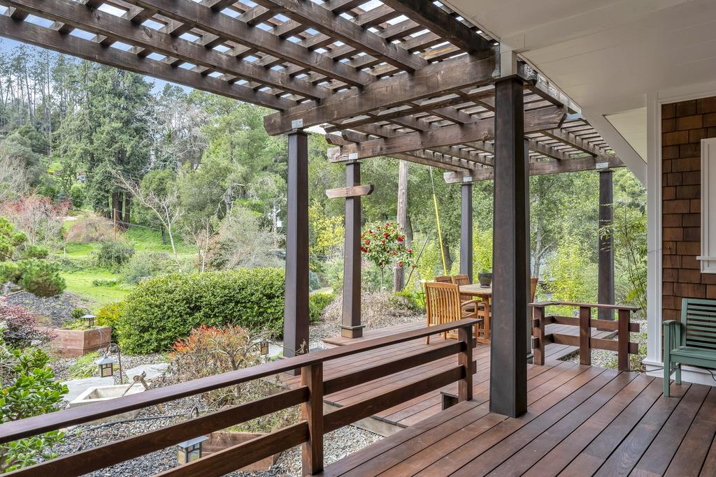 385 Redwood Heights RD