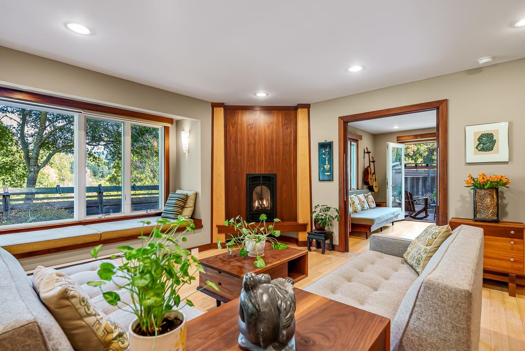 385 Redwood Heights RD