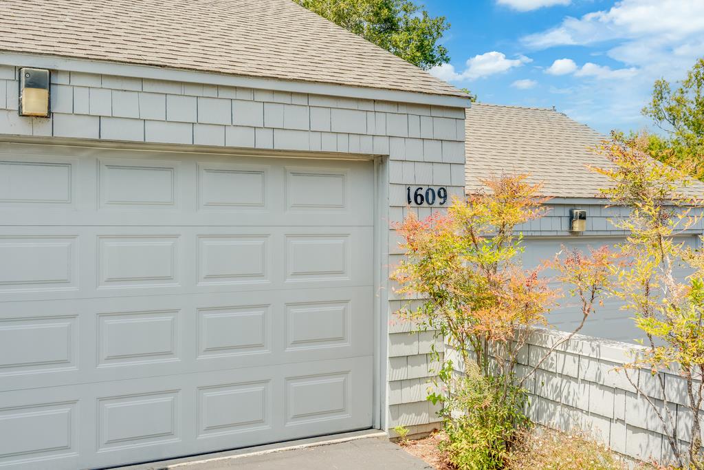 1609 Taylor LN