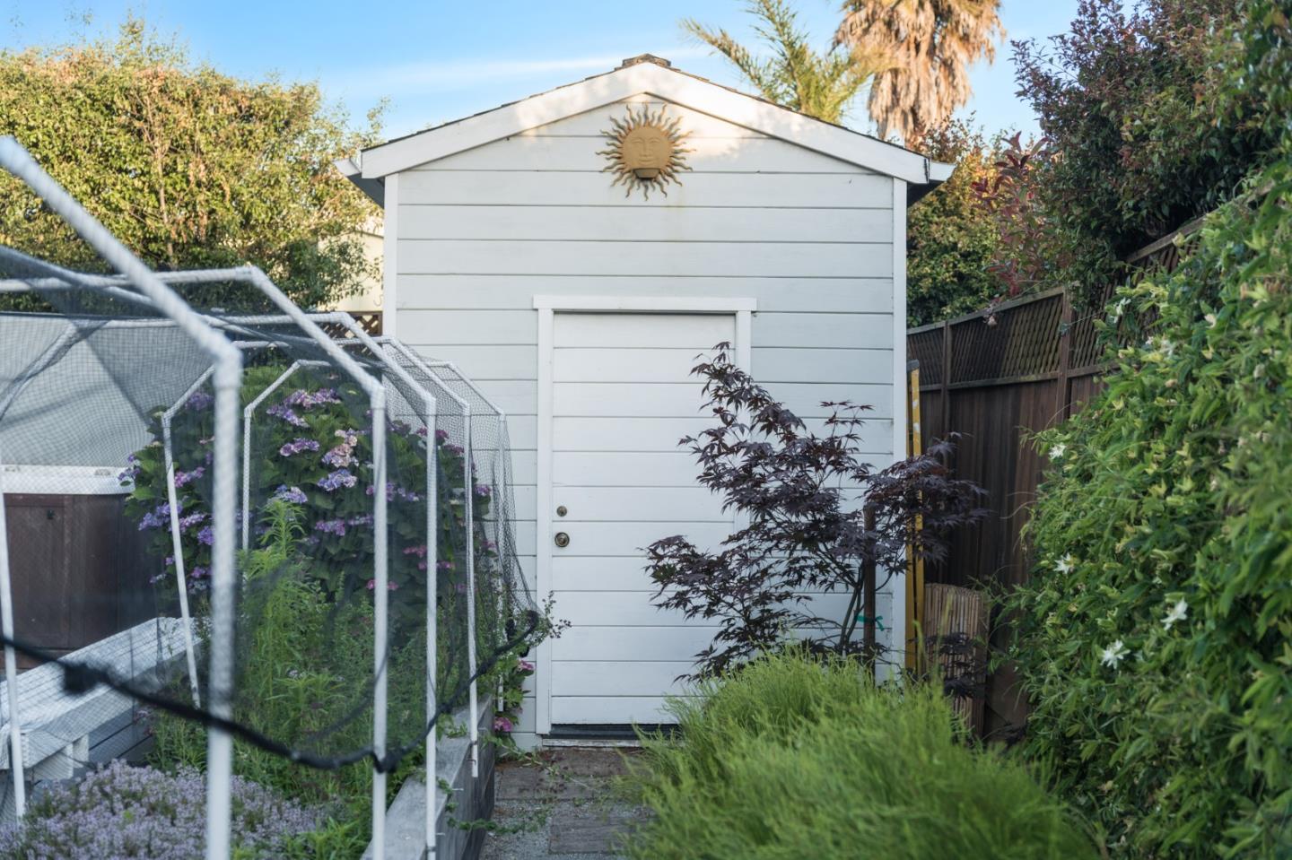 129 Santa Cruz Avenue