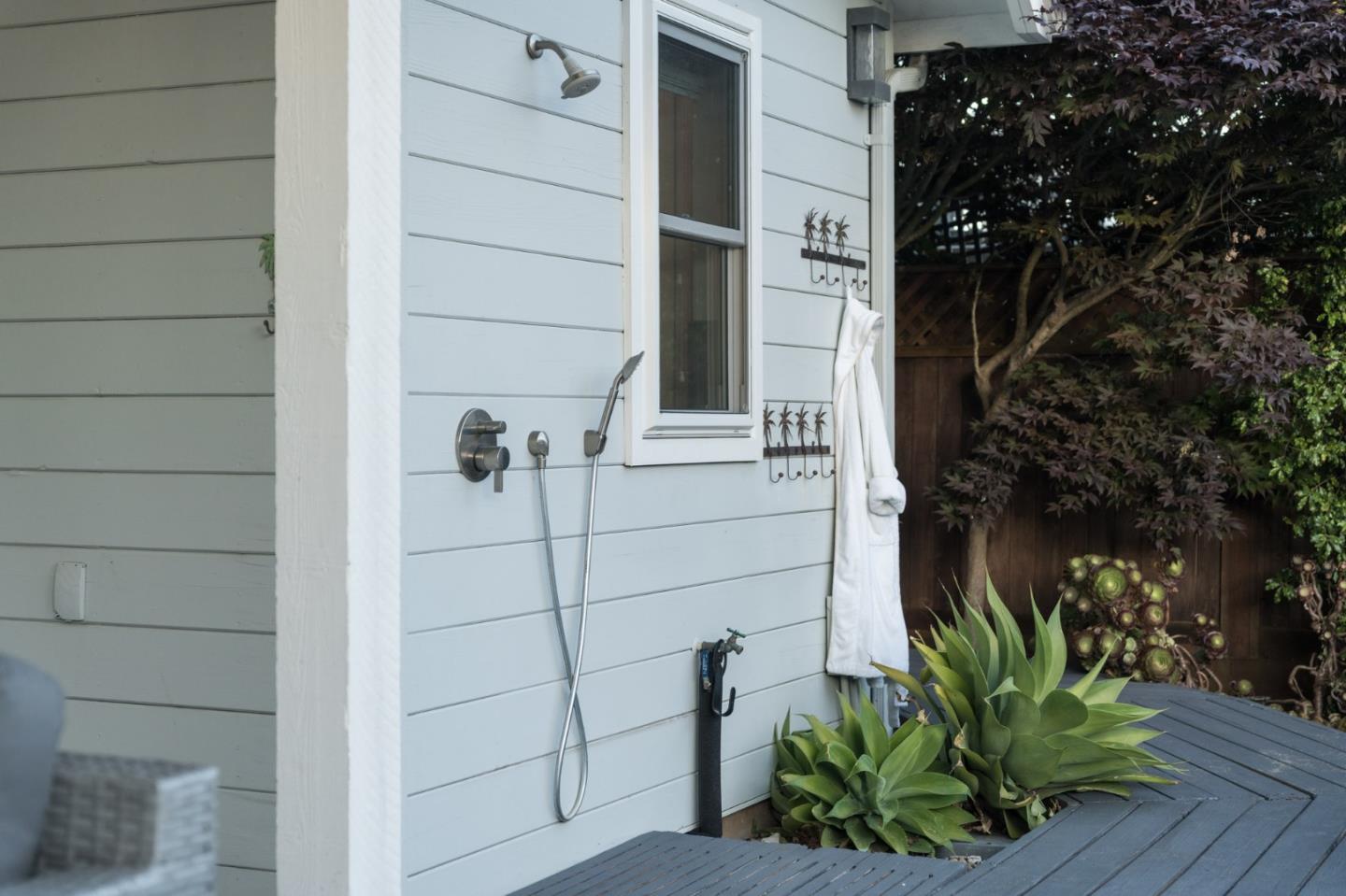 129 Santa Cruz Avenue