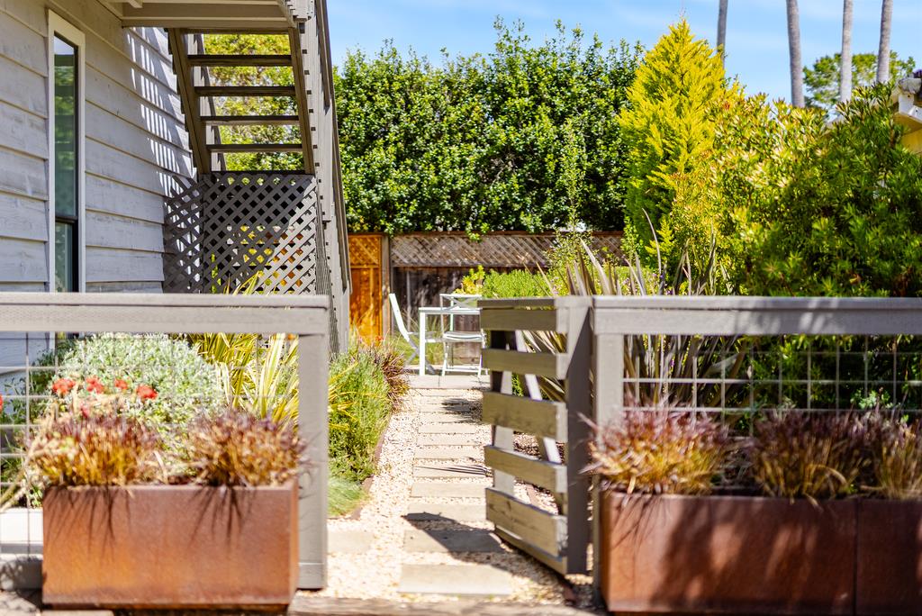 524 Middlefield Drive