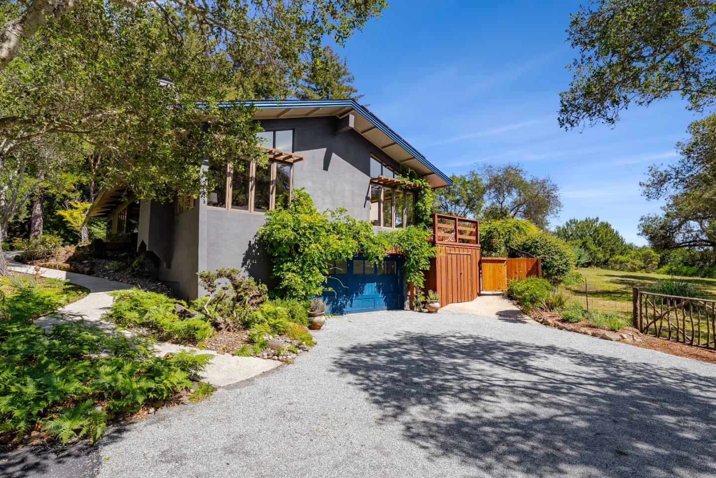 899 Calabasas Road