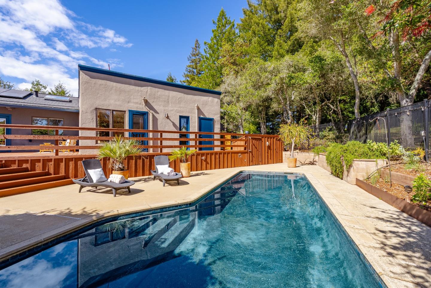 899 Calabasas Road