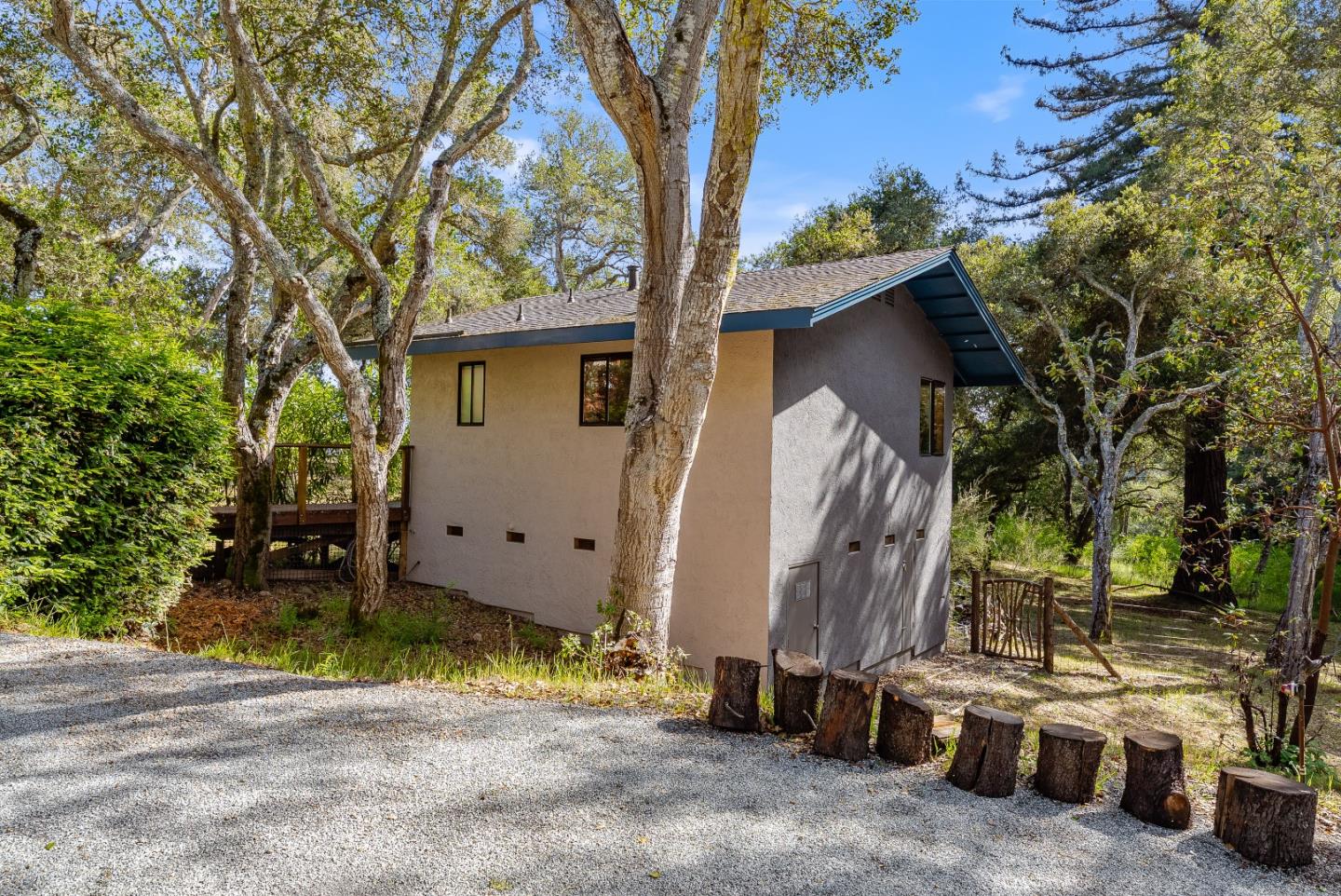 899 Calabasas Road