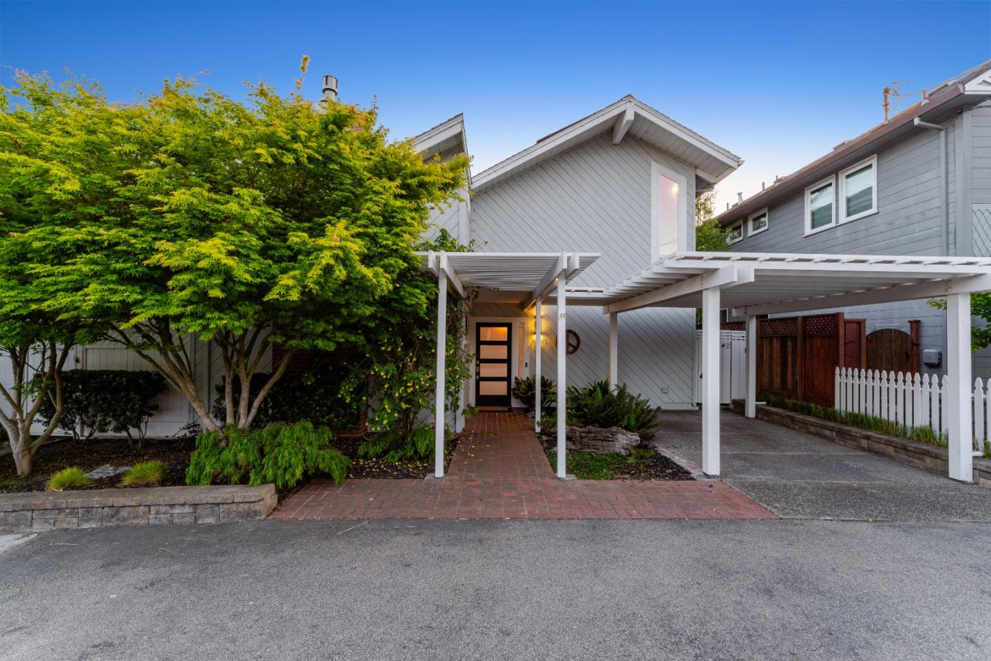129 Santa Cruz Avenue