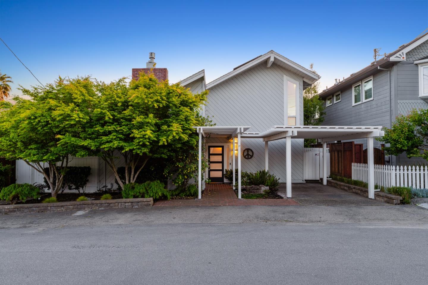 129 Santa Cruz Avenue