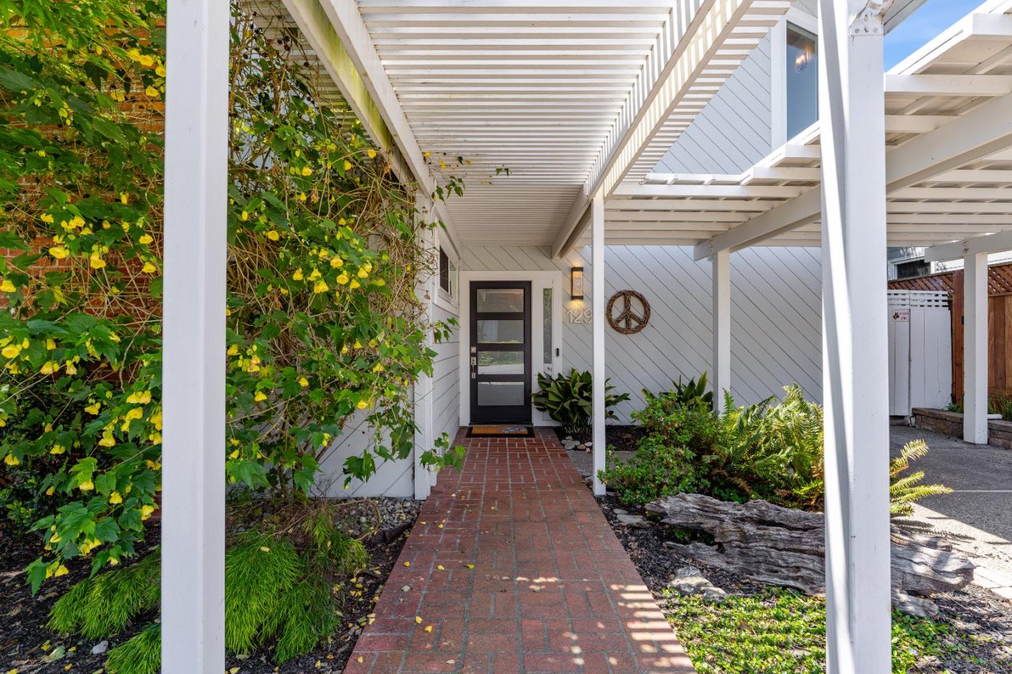 129 Santa Cruz Avenue