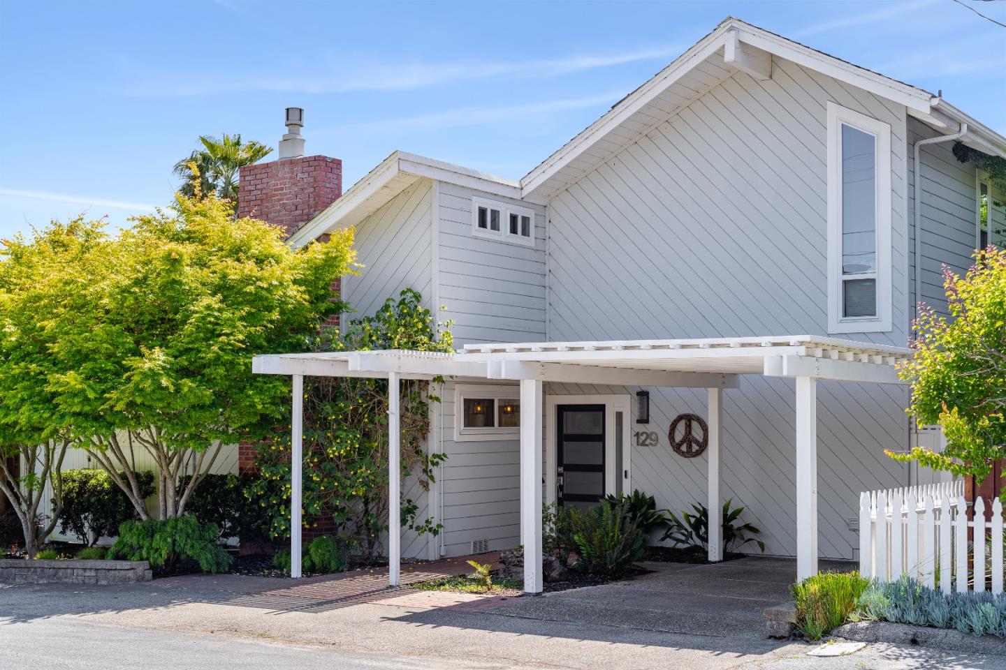 129 Santa Cruz Avenue