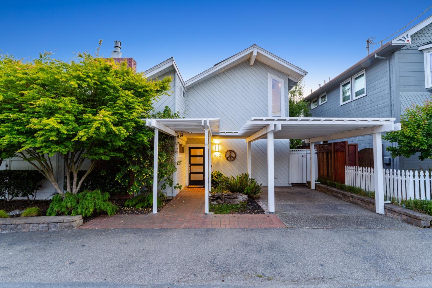 129 Santa Cruz Avenue