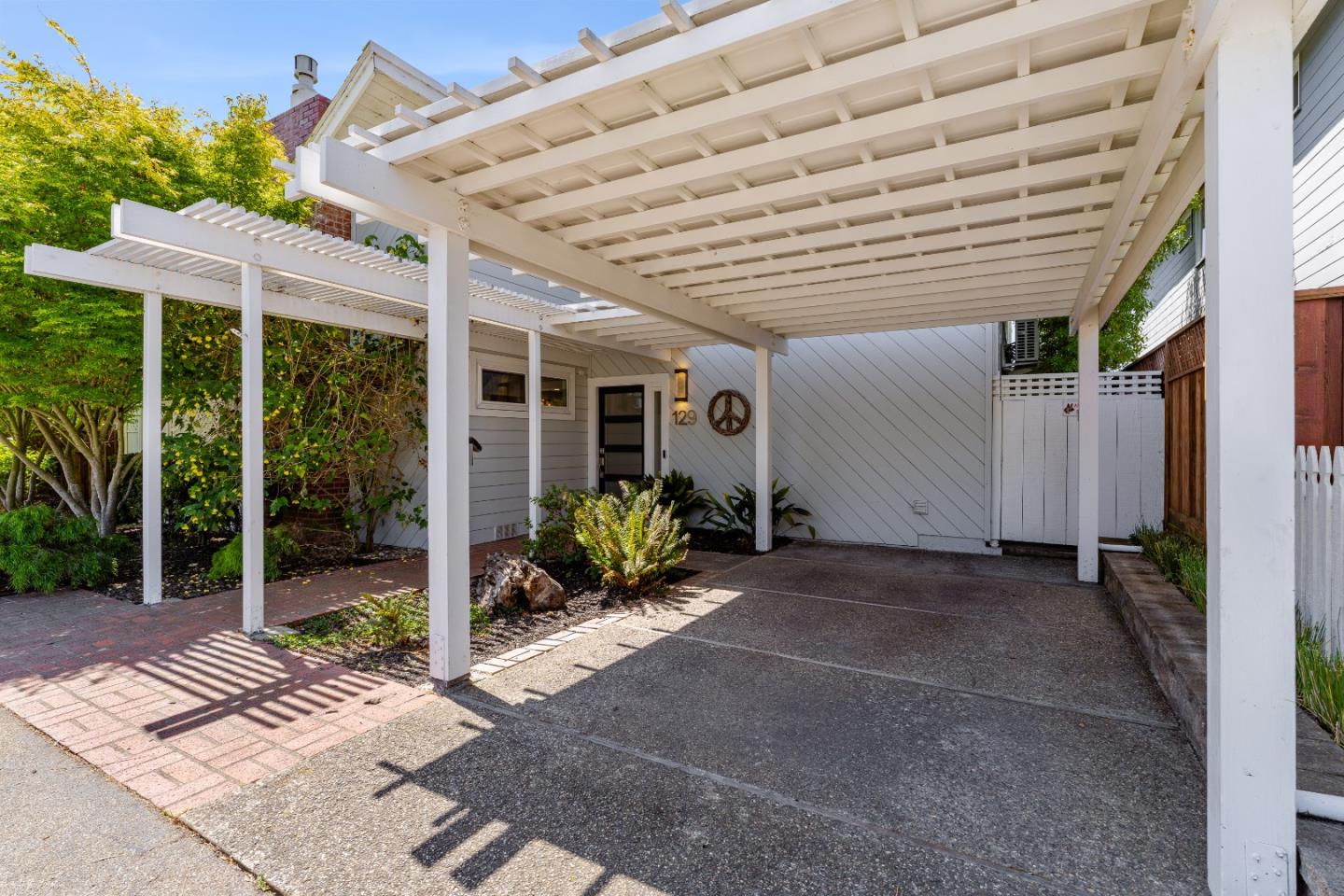 129 Santa Cruz Avenue