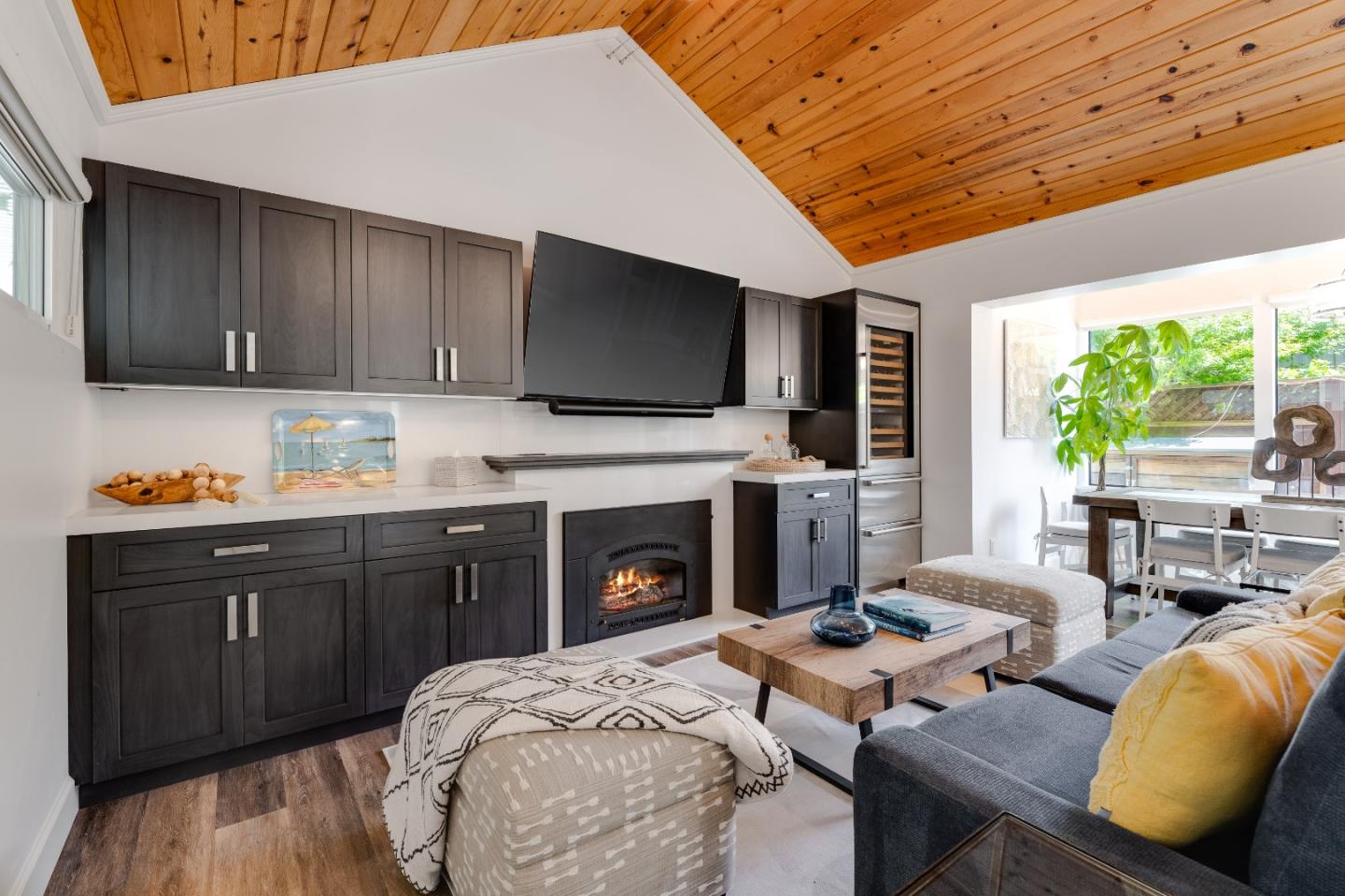 129 Santa Cruz Avenue