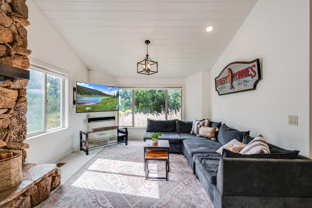 1501 Hidden Valley RD