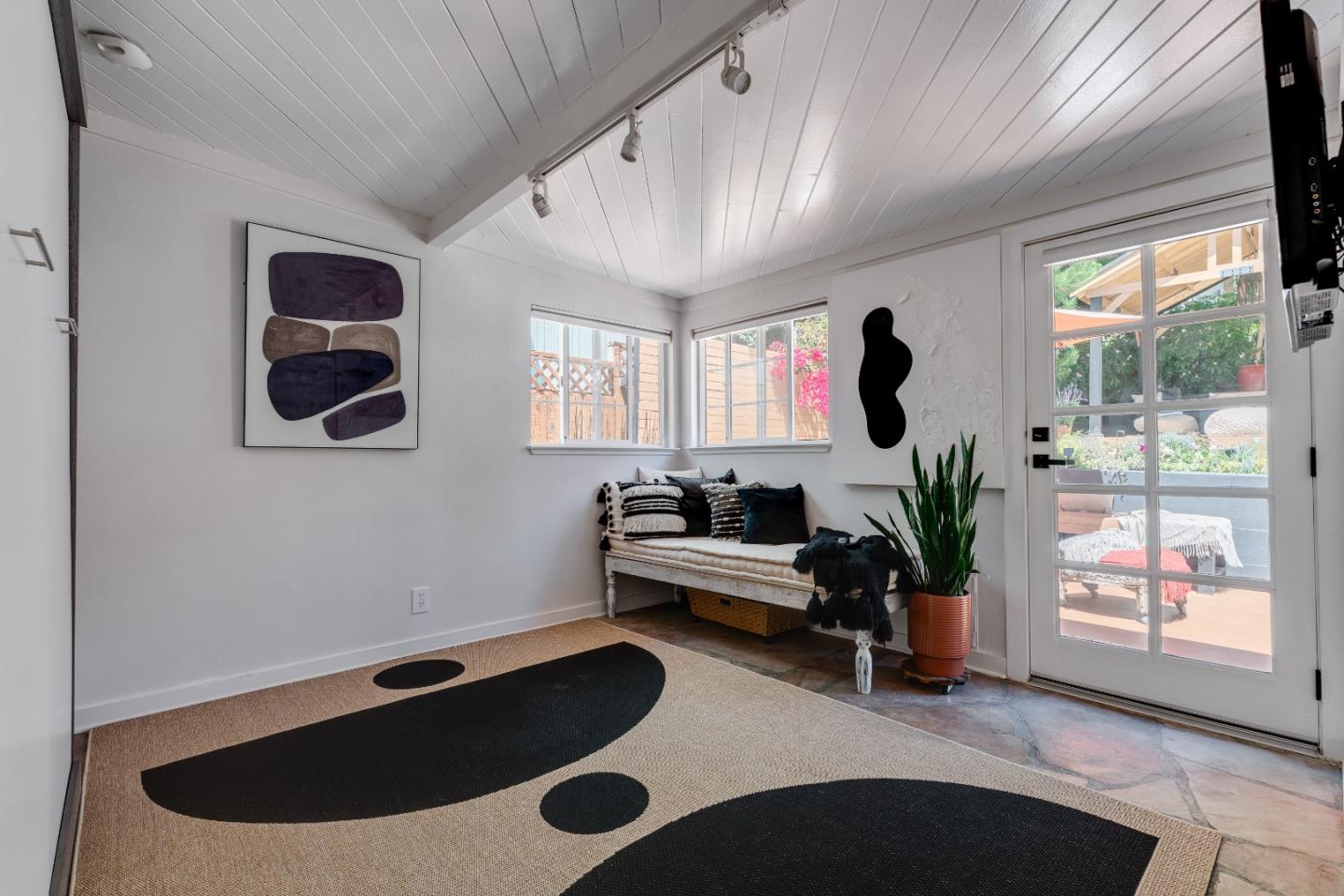 527 Clubhouse DR