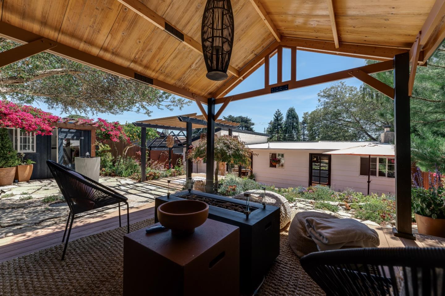 527 Clubhouse DR