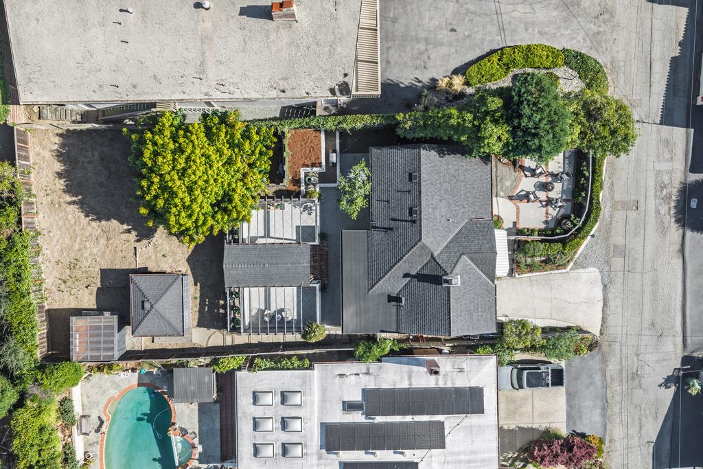 221 Highland DR