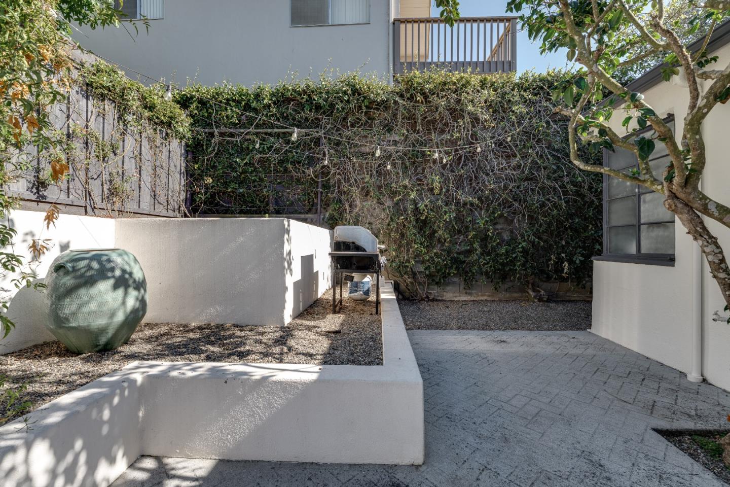 221 Highland DR