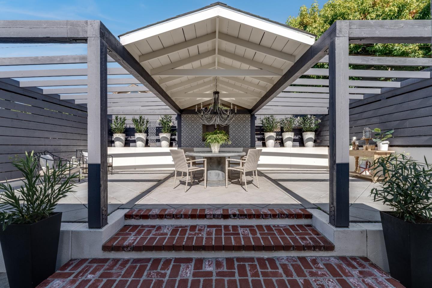 221 Highland DR