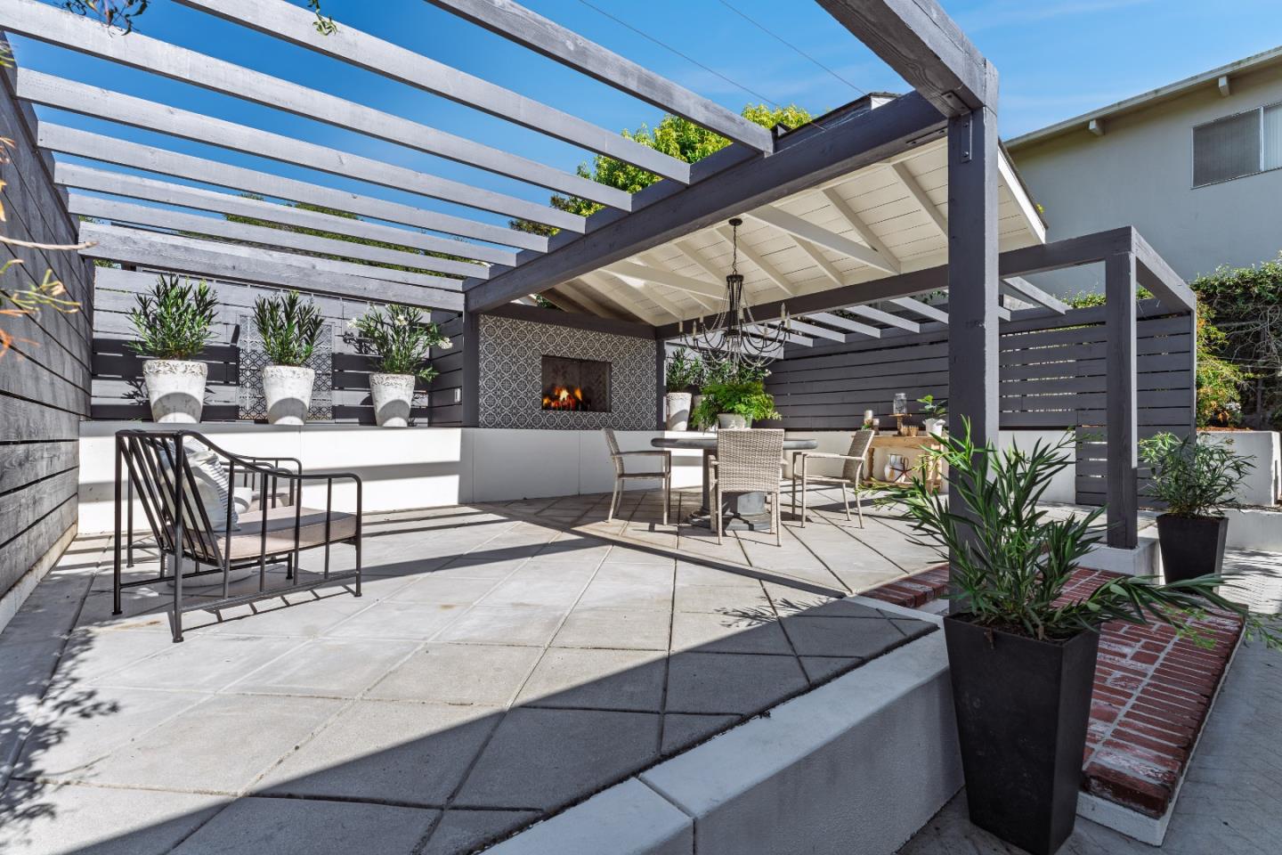 221 Highland DR