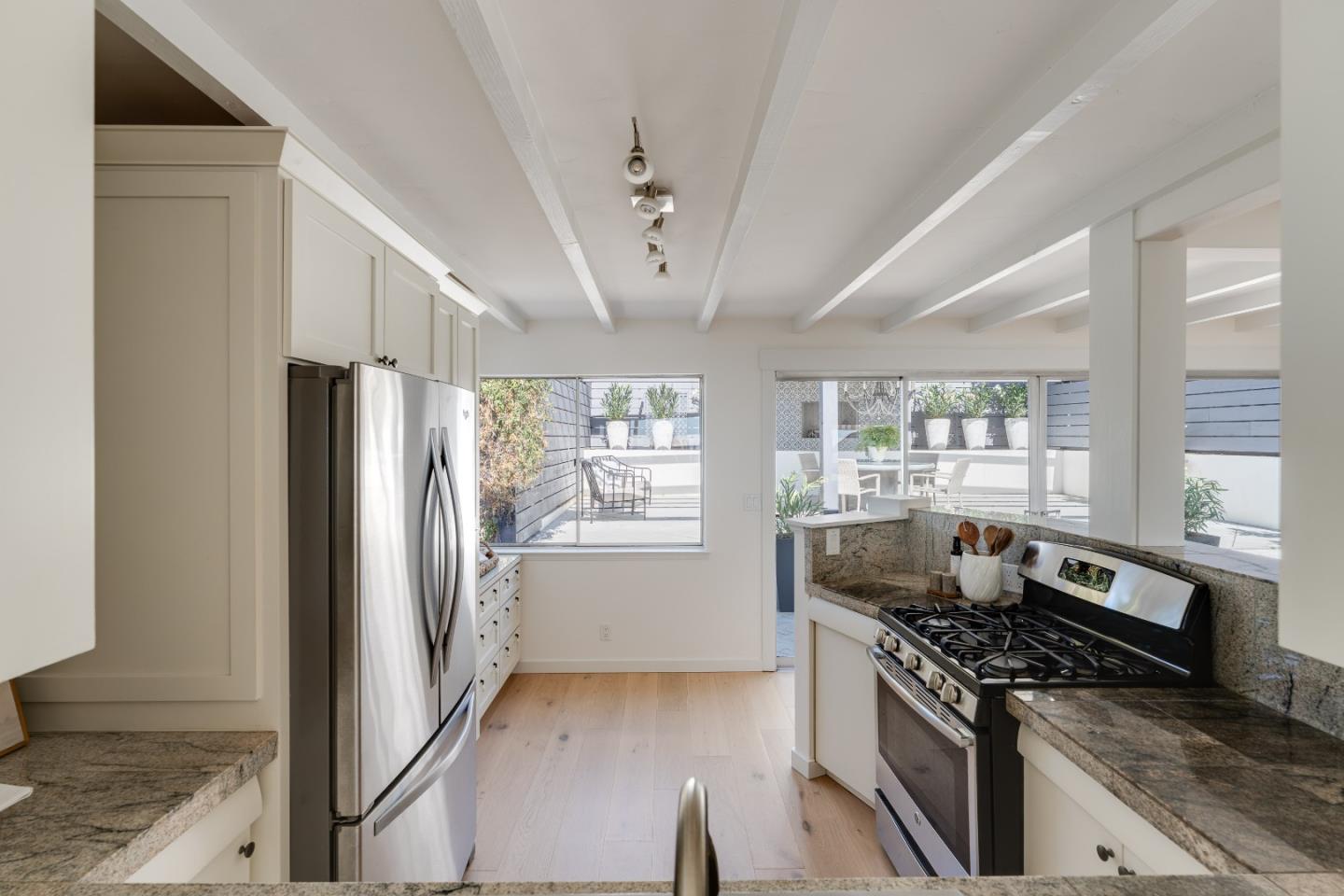 221 Highland DR