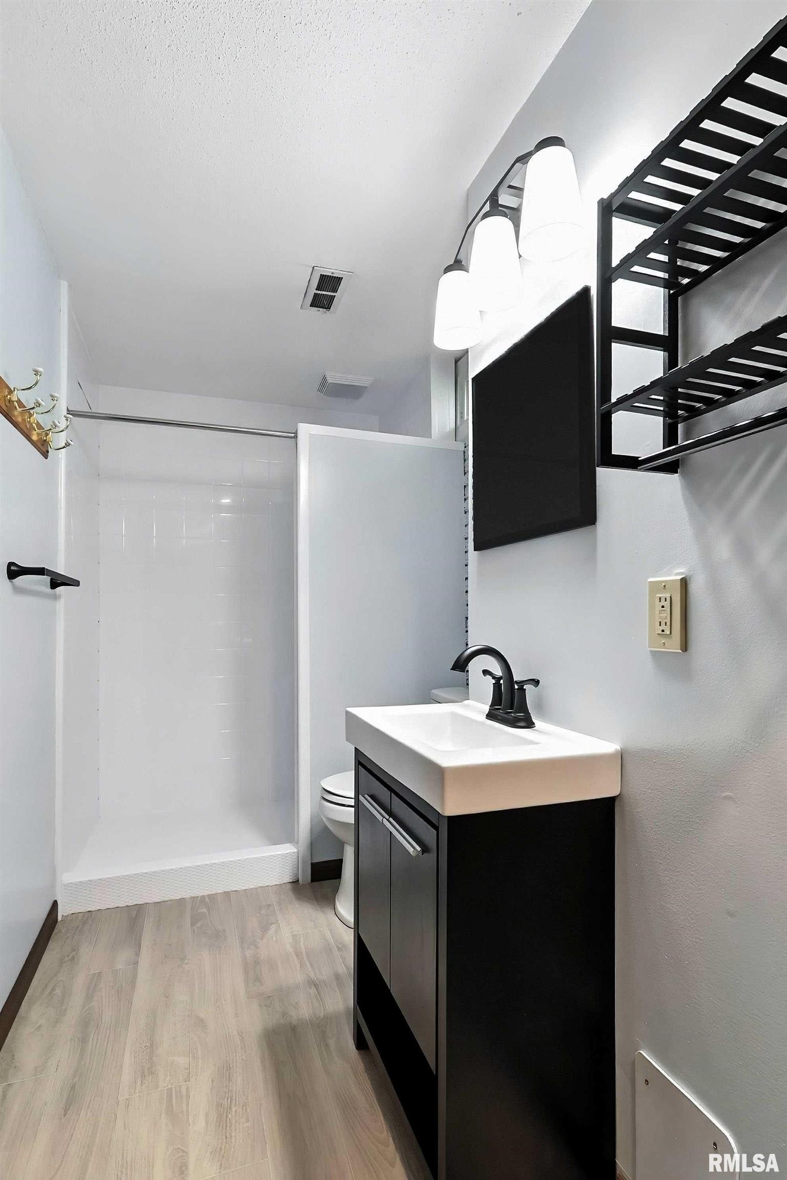 208 W 46TH Street