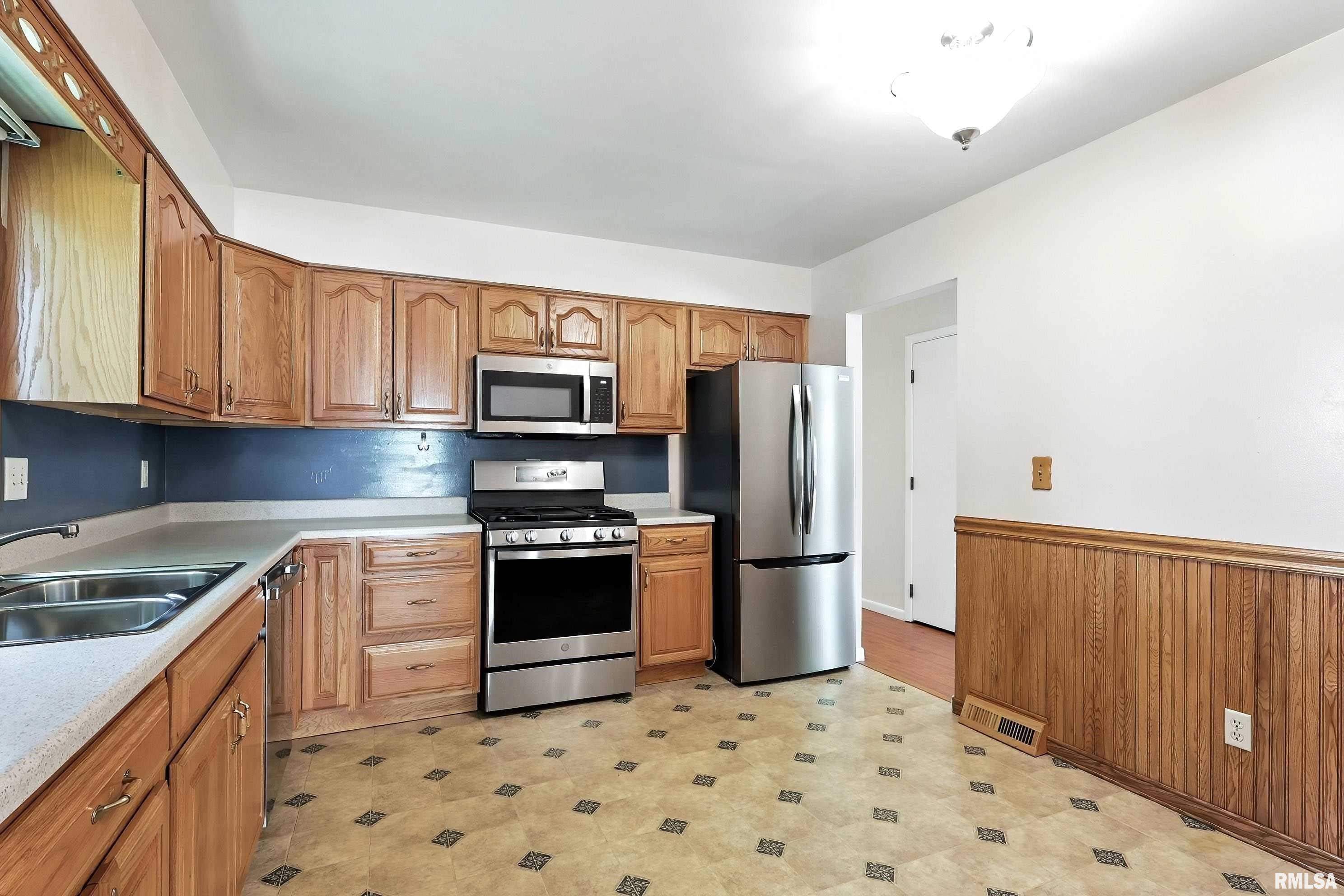 208 W 46TH Street