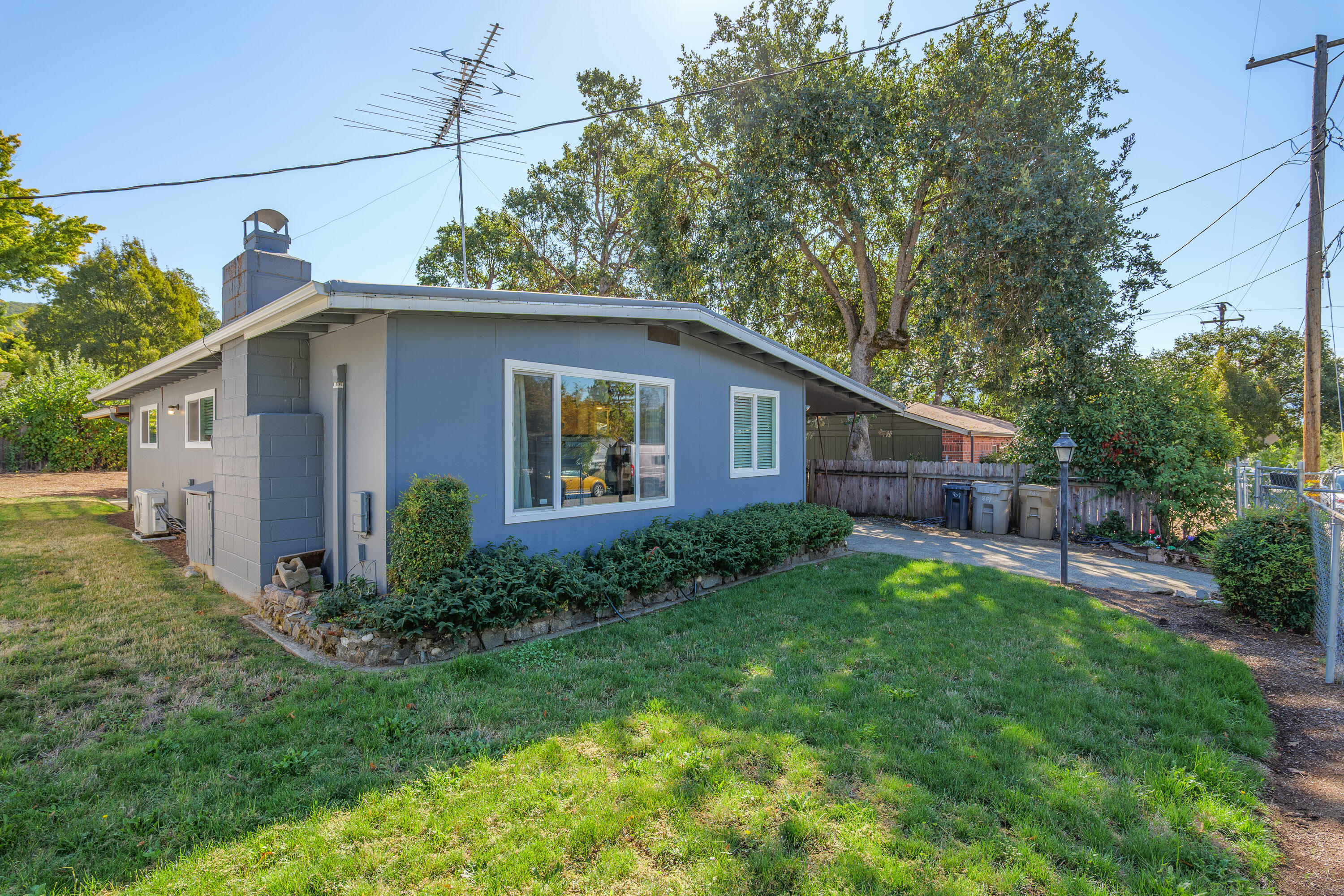 909 NE 11th Street
