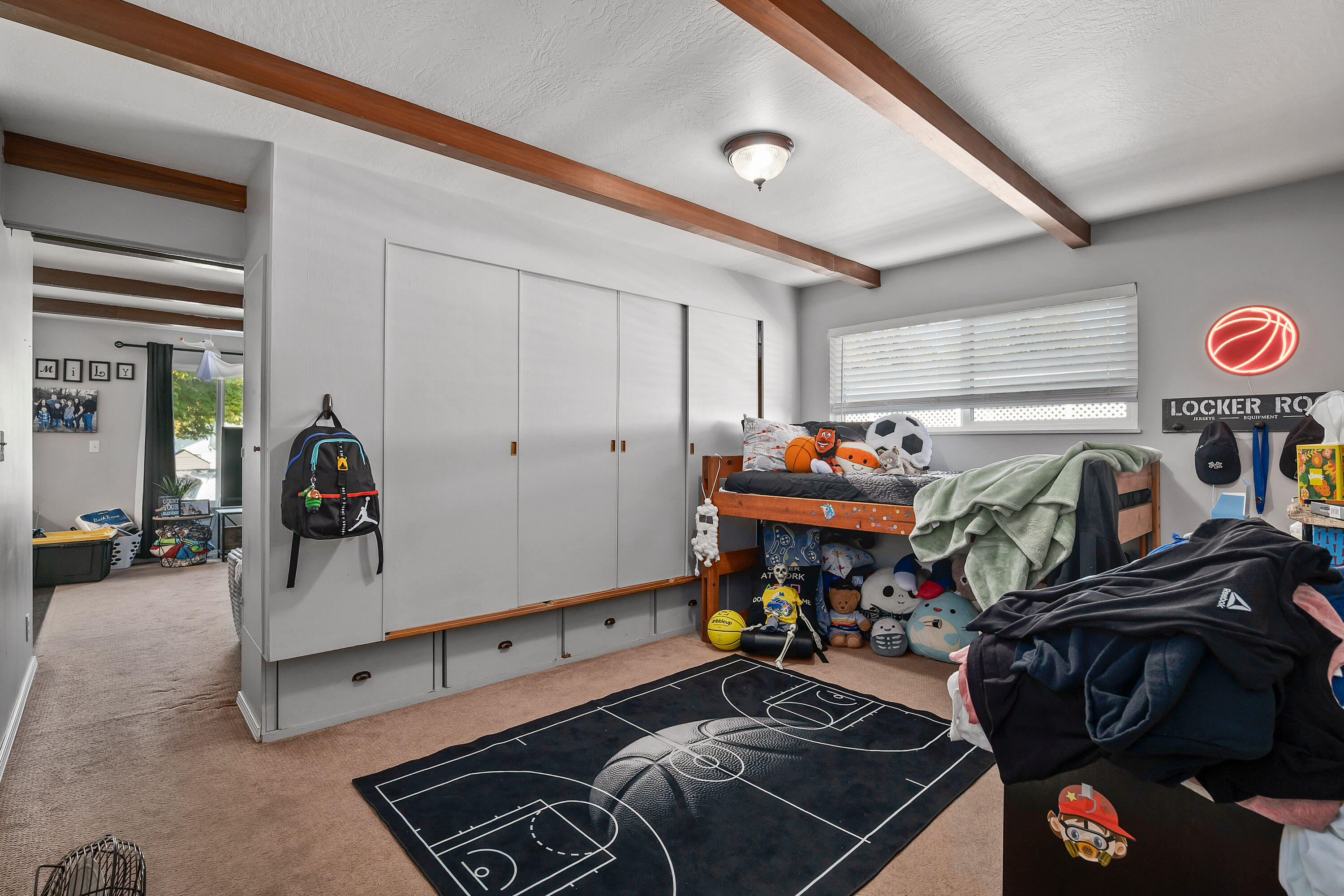 909 NE 11th Street