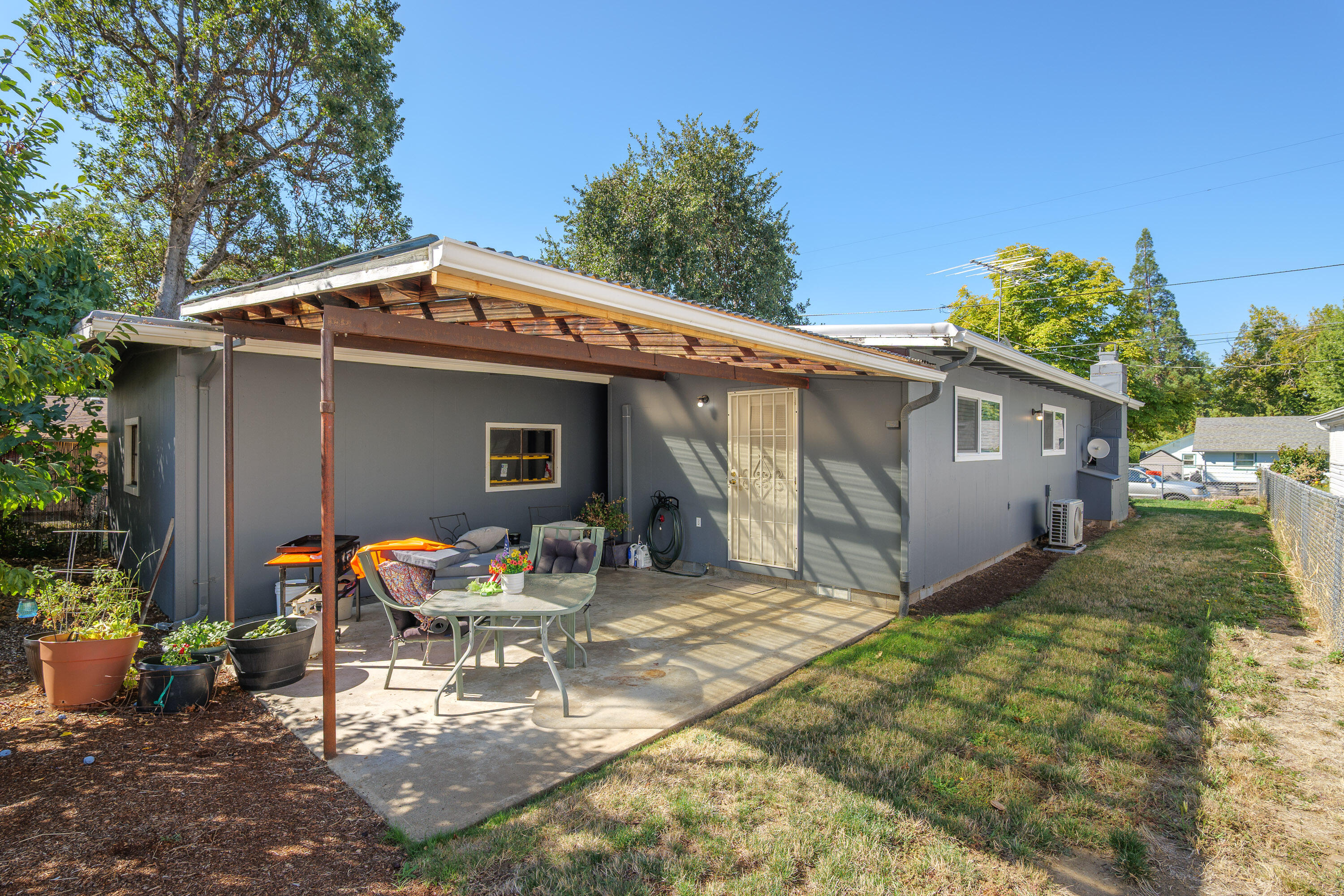 909 NE 11th Street