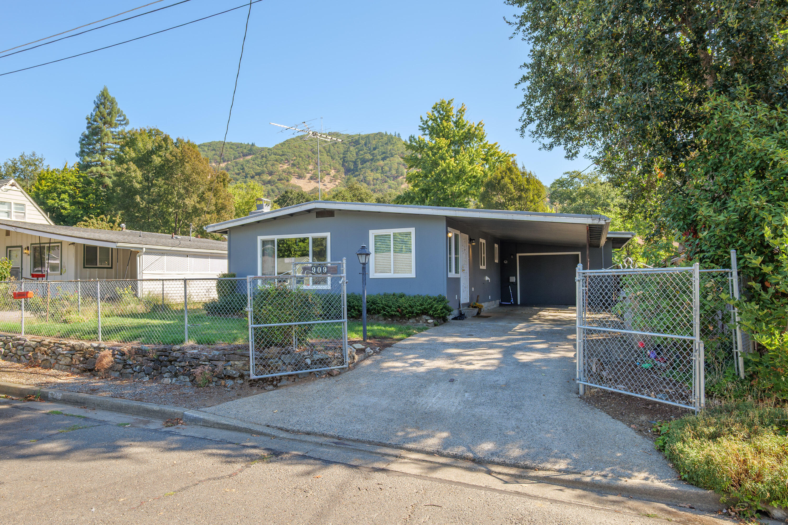 909 NE 11th Street