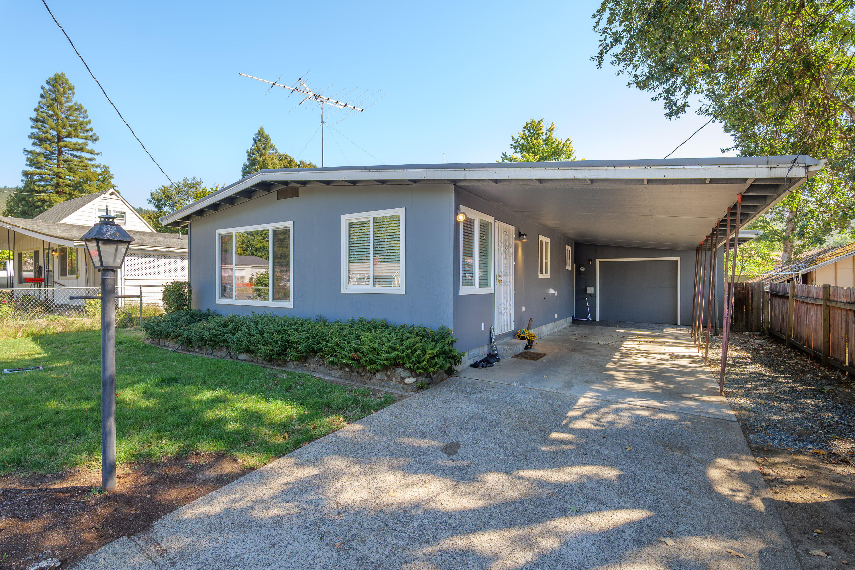 909 NE 11th Street