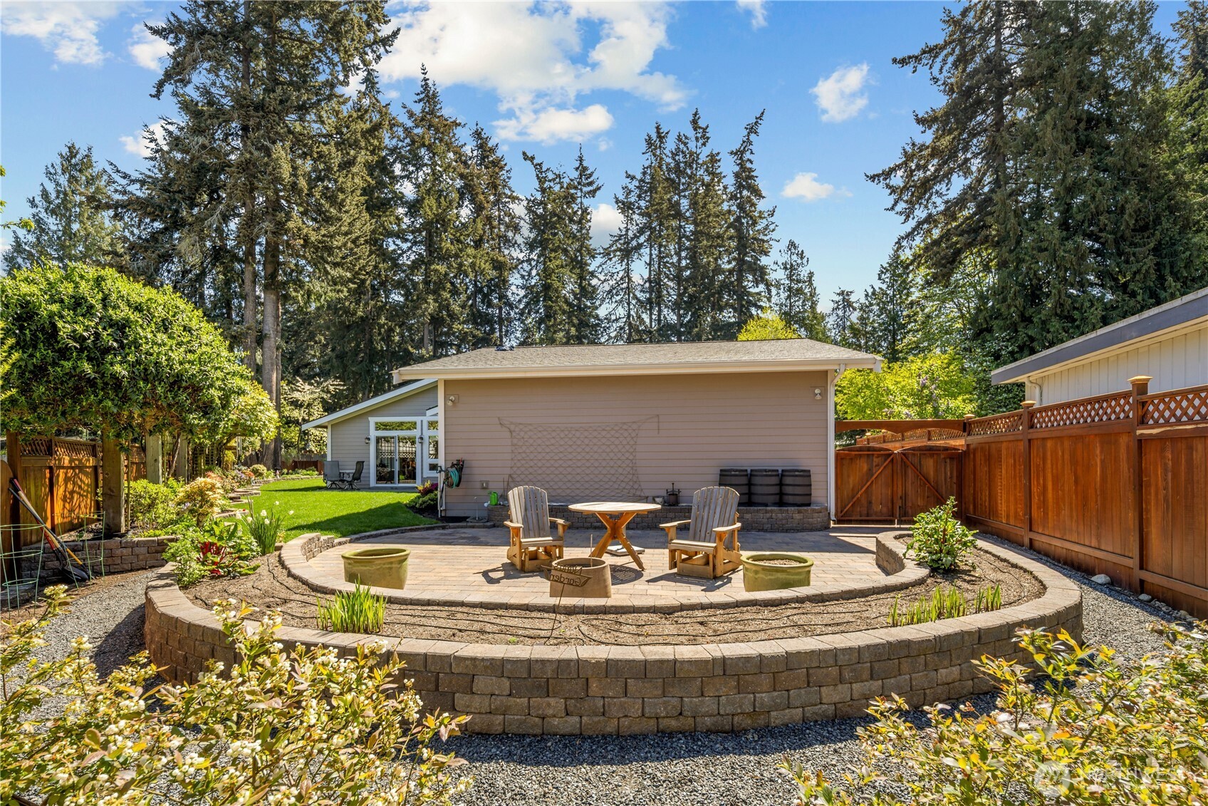 643 Edmonds Way