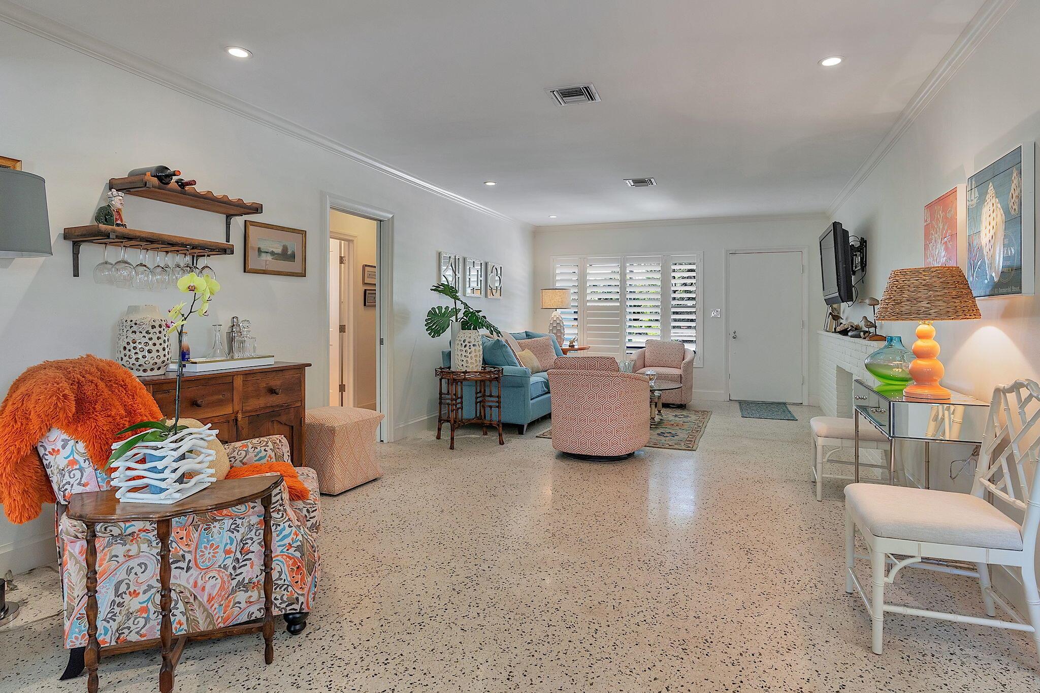 912 N Lakeside Drive