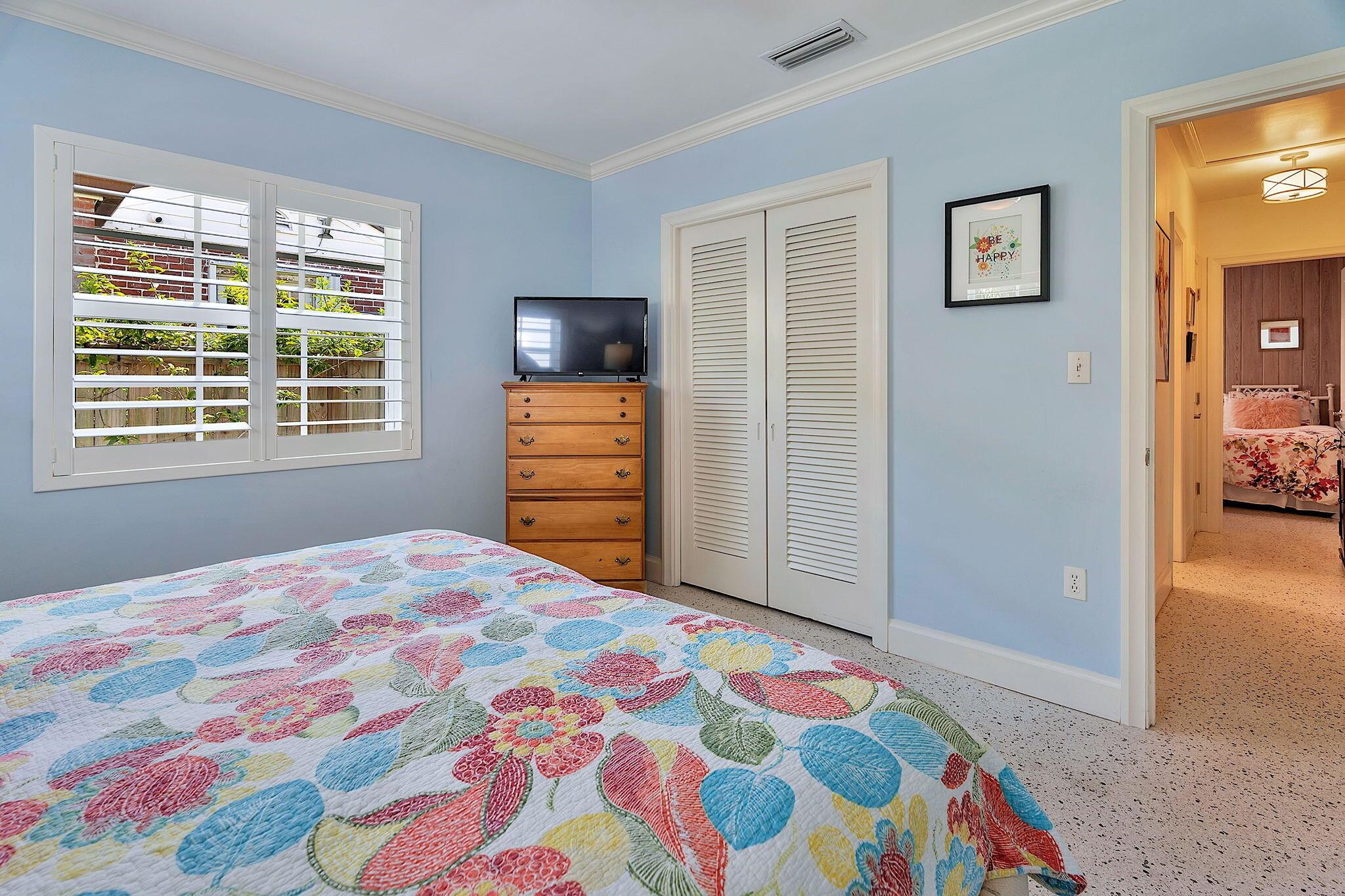 912 N Lakeside Drive