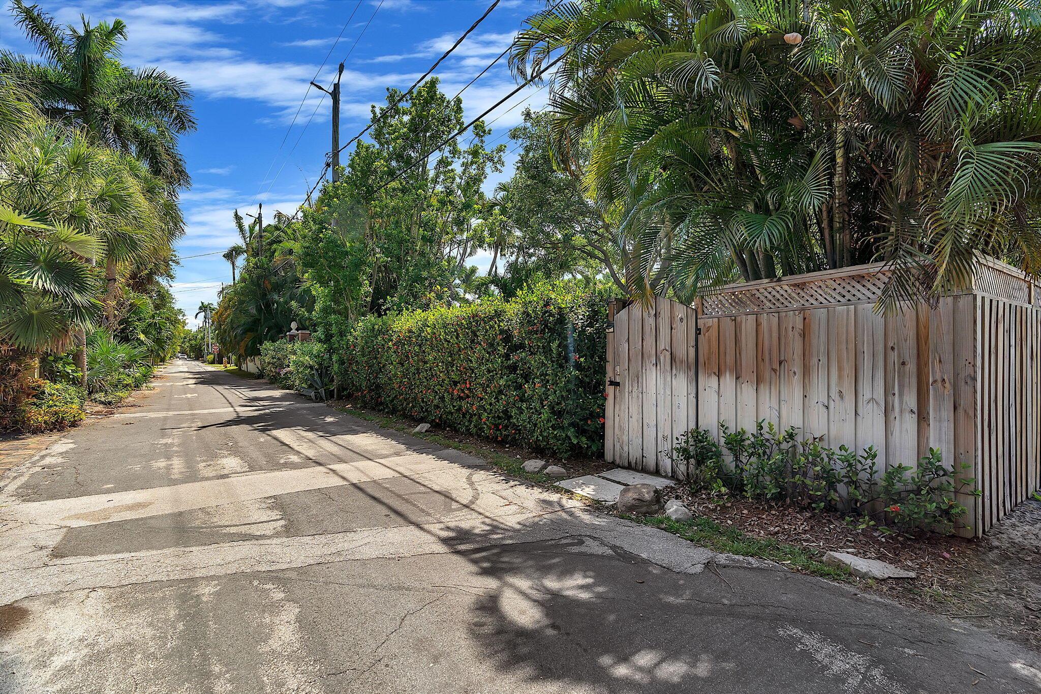 912 N Lakeside Drive