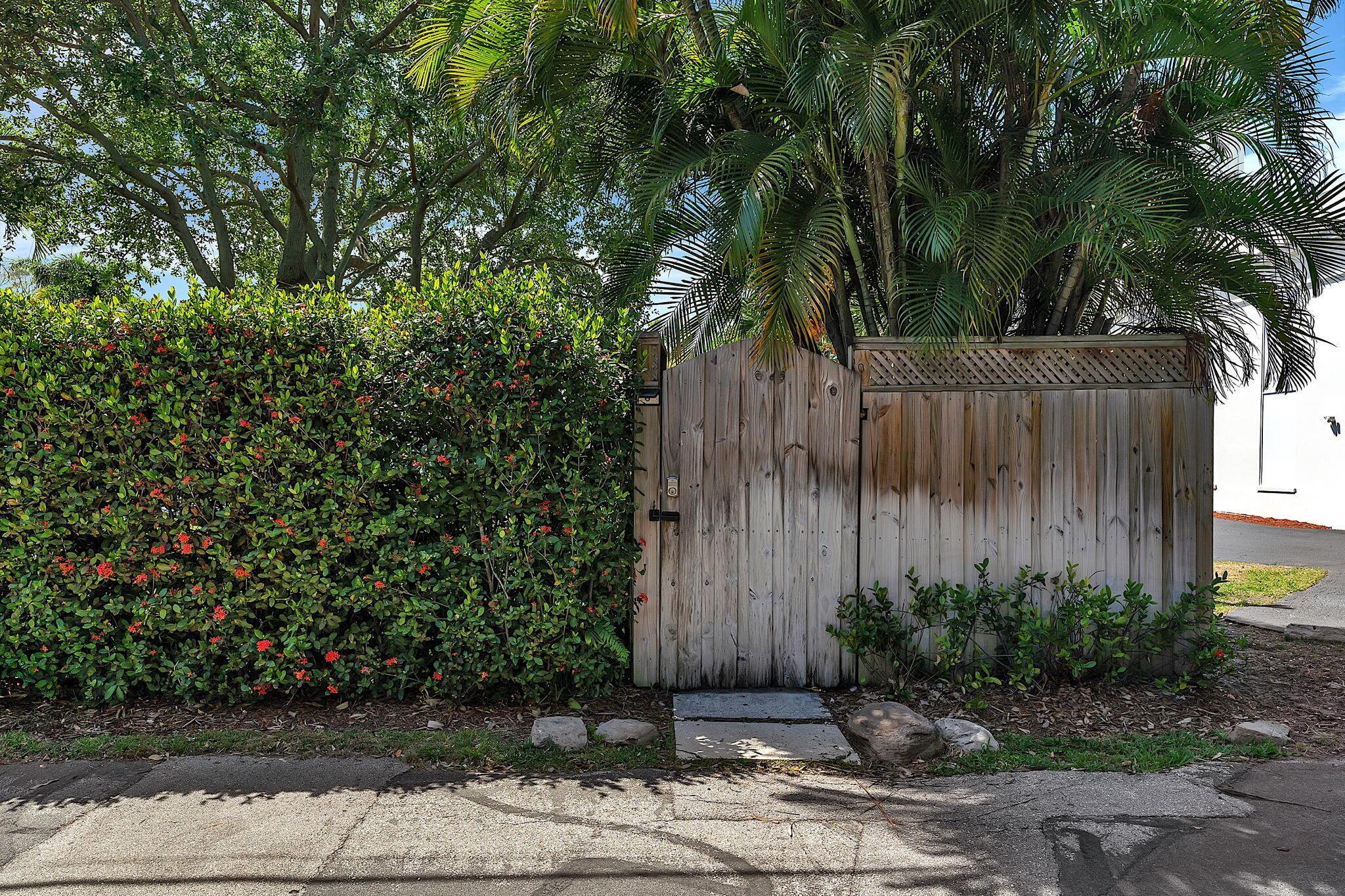 912 N Lakeside Drive