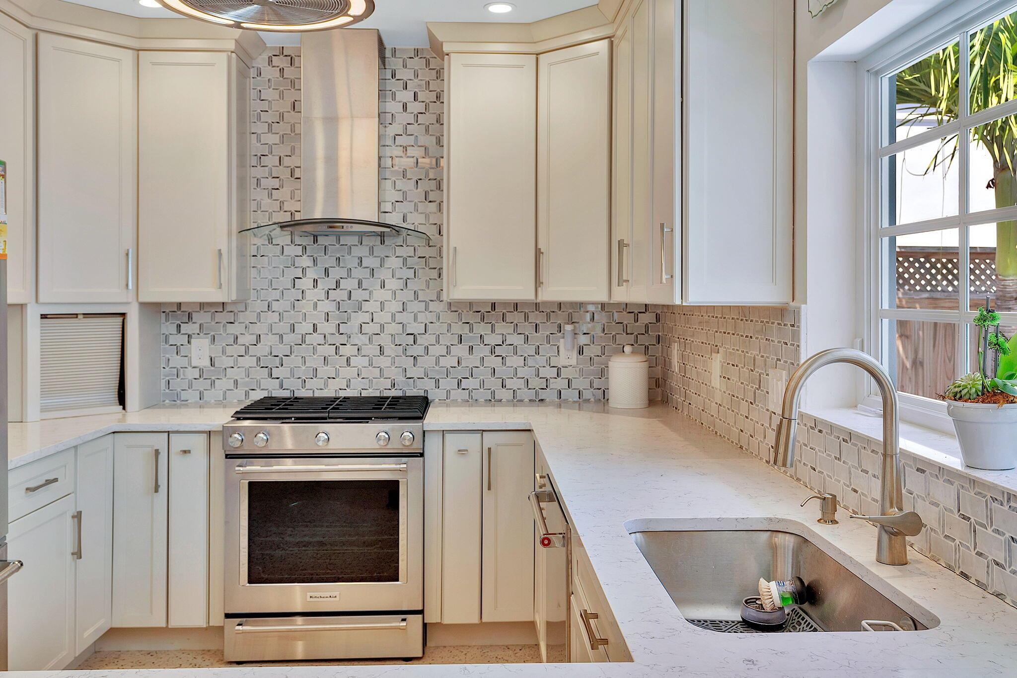 912 N Lakeside Drive