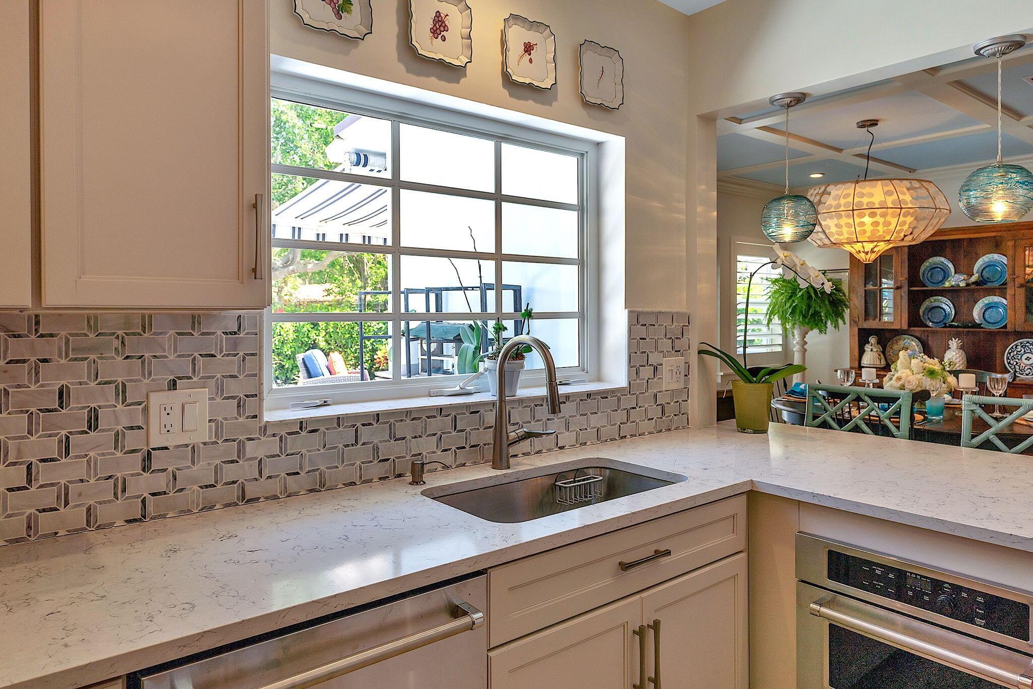 912 N Lakeside Drive